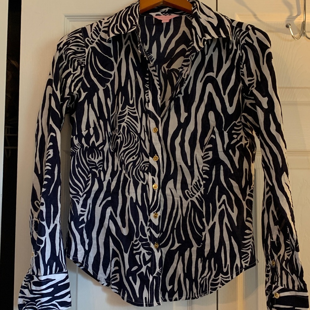 Lilly Pulitzer Navy and White Patterned Fabric blouse 6